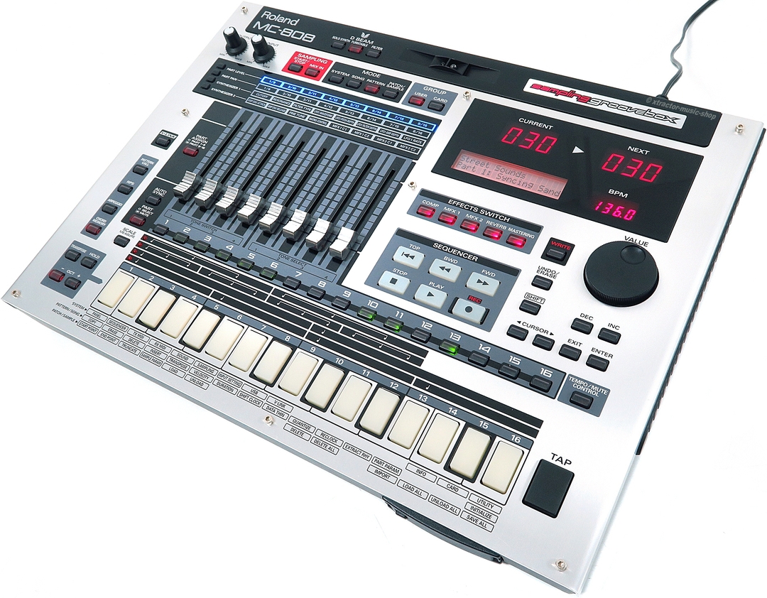 ROLAND MC-808 MC808 Sampling Groovebox Motorfader 512MB RAM / Rechng